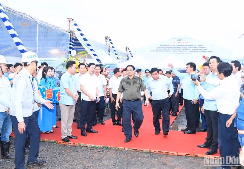 Thủ tướng Phạm Minh Chính thăm, động viên các đơn vị thi công dự án.