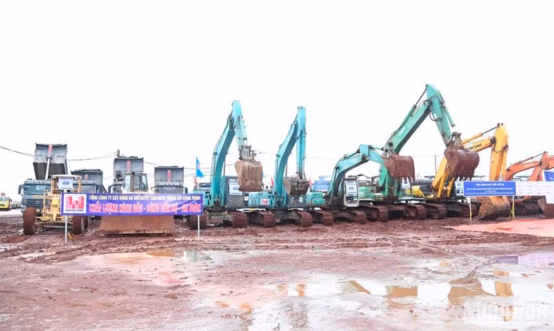 Máy móc thiết bị của các đơn vị thi công tại lễ khởi công.