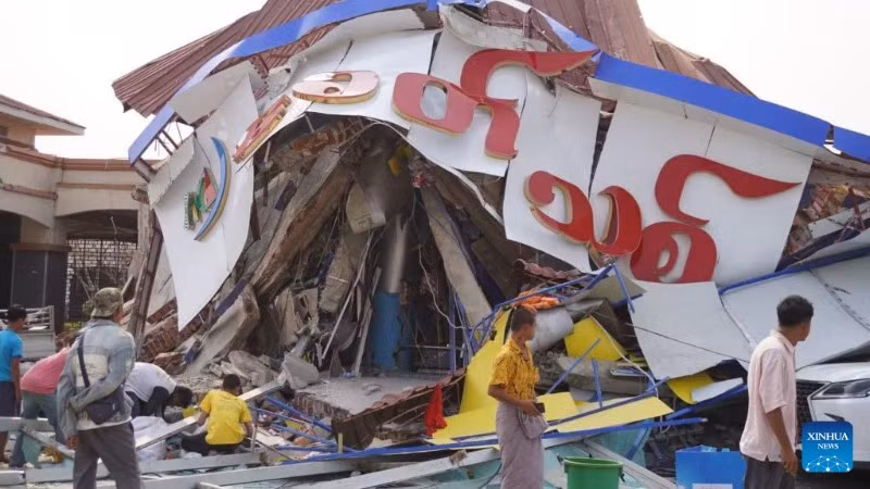 Một tòa nhà sụp đổ sau trận động đất tại Nay Pyi Taw, Myanmar. (Ảnh: Tân Hoa xã) 
