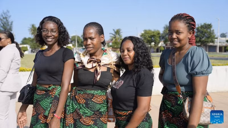 Phụ nữ Mozambique tạo dáng chụp ảnh tại Quảng trường Anh hùng ở Maputo, Mozambique, nhân Ngày Phụ nữ quốc gia Mozambique, ngày 7/4/2025. (Ảnh minh họa: Xinhua) 