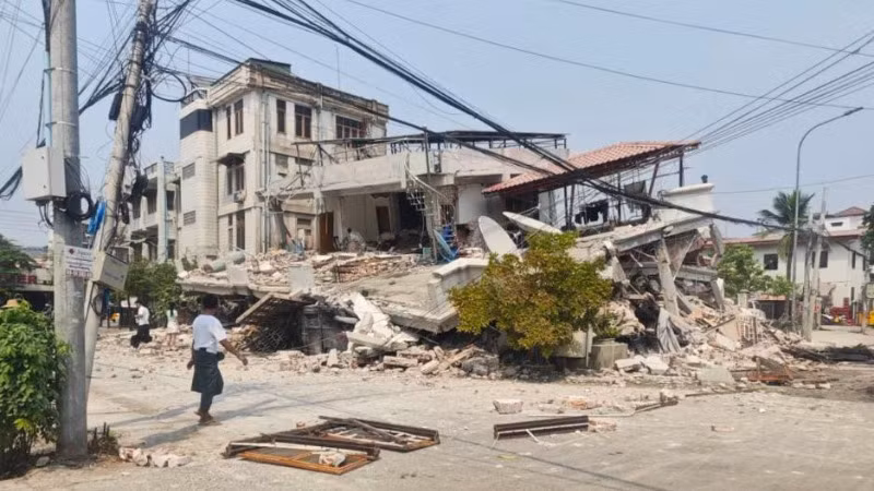 Một tòa nhà bị hư hại sau trận động đất ở Mandalay, Myanmar, ngày 28/3/2025. (Ảnh: Xinhua) 