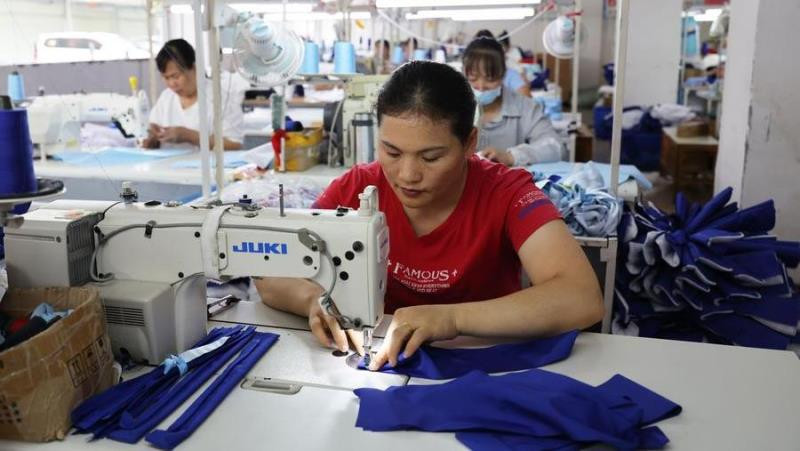 Công nhân làm việc tại xưởng may ở Khu tự trị dân tộc Choang Quảng Tây, Trung Quốc, ngày 30/8/2024. (Ảnh: Tân Hoa xã) 