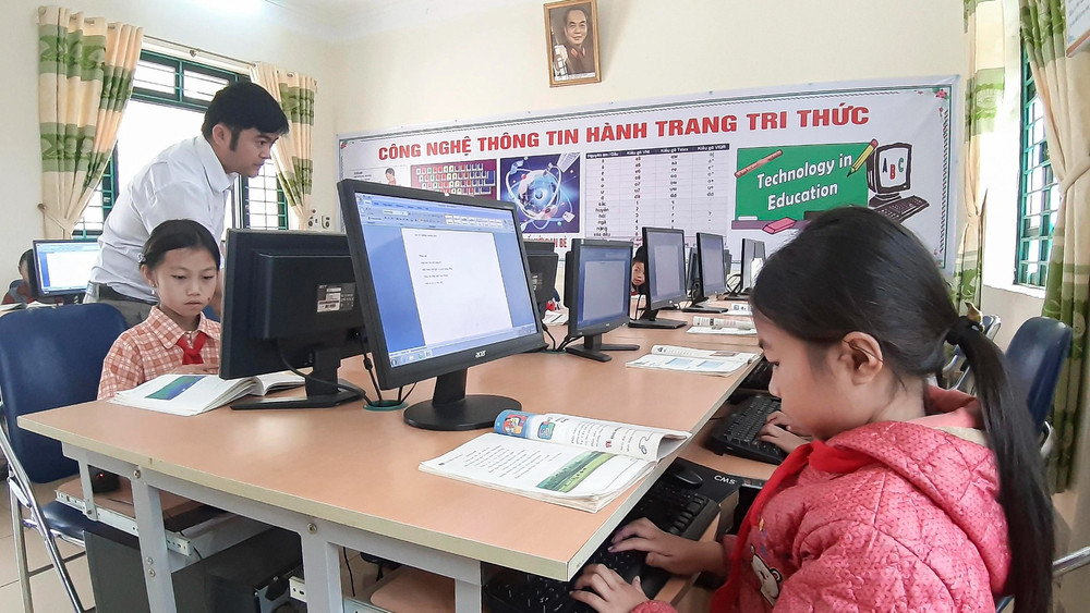 Học sinh vùng cao Điện Biên thực hành tin học. (Ảnh: VOV) 