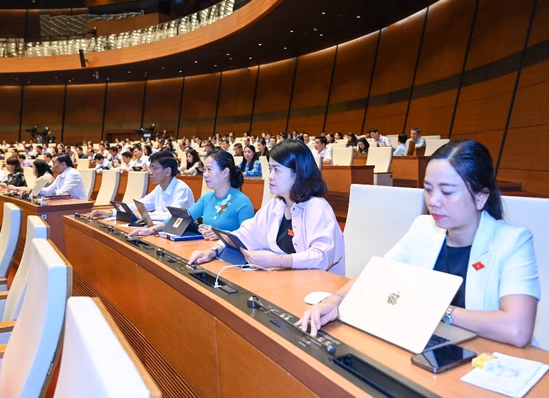 Quốc hội biểu quyết thông qua Nghị quyết về việc lấy phiếu tín nhiệm, bỏ phiếu tín nhiệm đối với người giữ chức vụ do Quốc hội, Hội đồng nhân dân bầu hoặc phê chuẩn (sửa đổi). (Ảnh: DUY LINH)