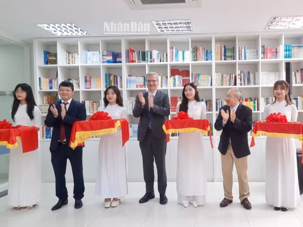 Khánh thành Thư viện Pháp ngữ trong khuôn viên Học viện Ngoại giao. (Ảnh: NGỌC KHÁNH)