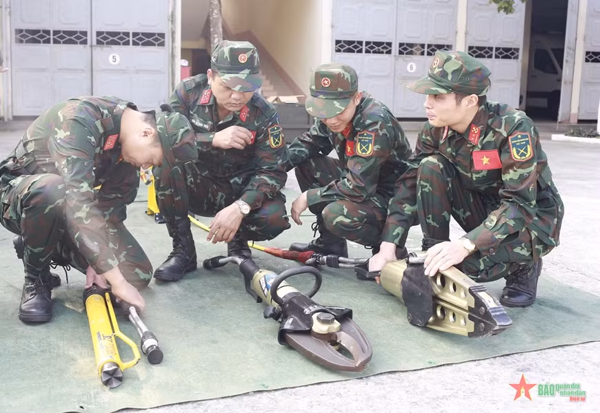 Thiết bị banh cắt weber điện để cắt phá các kết cấu cứng mở đường vào cứu người bị nạn.