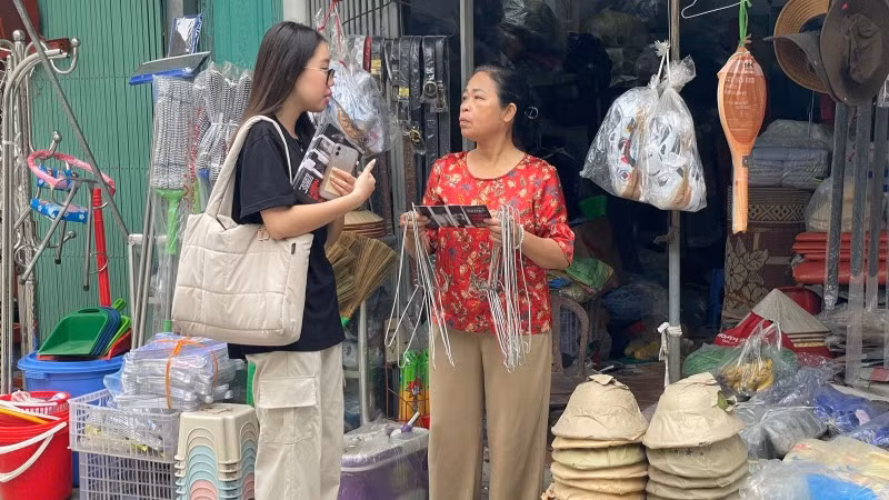 Các tình nguyện viên phát tờ rơi mang thông điệp bảo vệ gấu tới người dân Phúc Thọ. (Ảnh: ENV) 