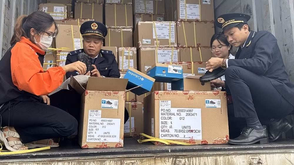 Công chức Chi cục Hải quan các khu công nghiệp Quảng Ngãi kiểm tra thực tế hàng hóa. (Ảnh: Tạp chí Hải quan)
