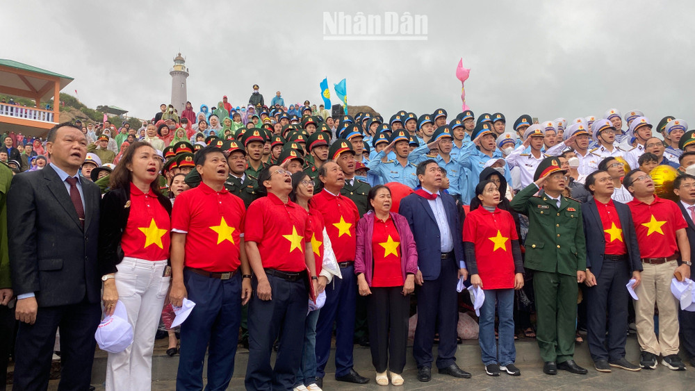 Các đồng chí nguyên lãnh đạo Trung ương, lãnh đạo tỉnh, cán bộ, nhân dân tỉnh Phú Yên và đông đảo du khách trong cả nước chào cờ và hát Quốc ca tại Mũi Đại Lãnh.