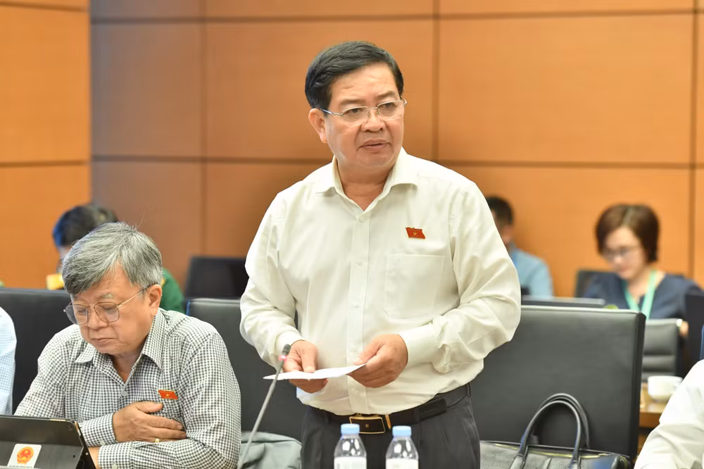 Đại biểu Phan Văn Xựng (Thành phố Hồ Chí Minh) phát biểu ý kiến thảo luận tại Tổ 2. (Ảnh: ĐĂNG KHOA)