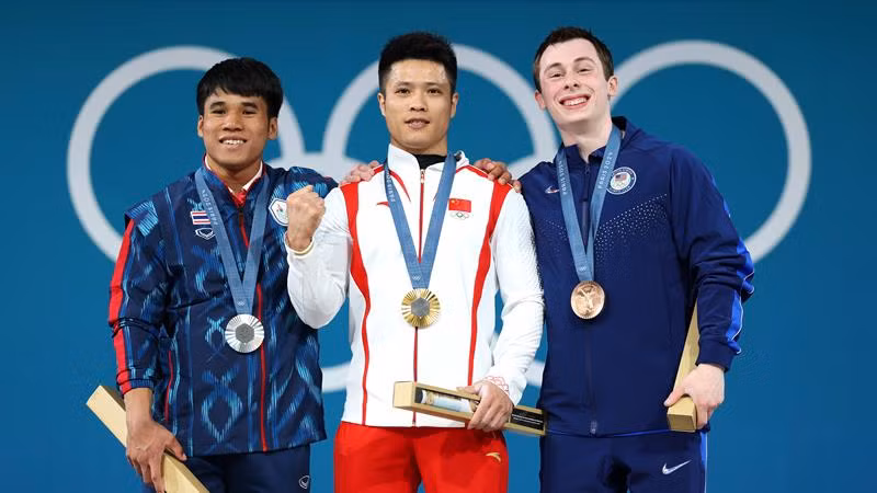 Theerapong Silachai (trái) trên bục nhận huy chương cùng Li Fabin (giữa) và Hampton Morris. (Ảnh: Getty Images)