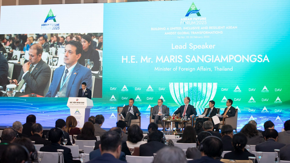 Quang cảnh Phiên toàn thể thứ nhất với chủ đề “Các xu hướng lớn tác động tới ASEAN và thế giới đến năm 2035” trong khuôn khổ Diễn đàn Tương lai ASEAN 2025. (Ảnh: SƠN TÙNG) 