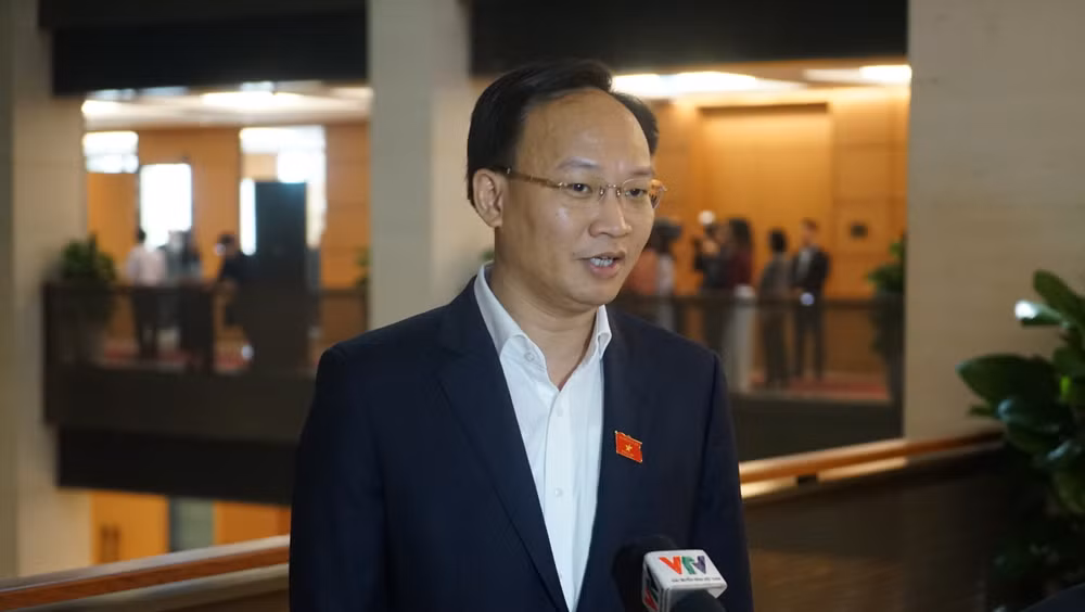 Đại biểu Phạm Văn Thịnh (Bắc Giang) chia sẻ với phóng viên bên hành lang Quốc hội. (Ảnh: TRUNG HƯNG)