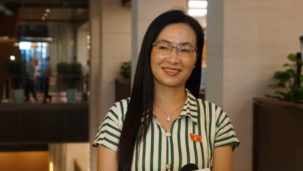 Đại biểu Trần Thị Thu Hằng (Đắk Nông) trao đổi với báo chí bên hành lang Quốc hội. (Ảnh: TRUNG HƯNG)