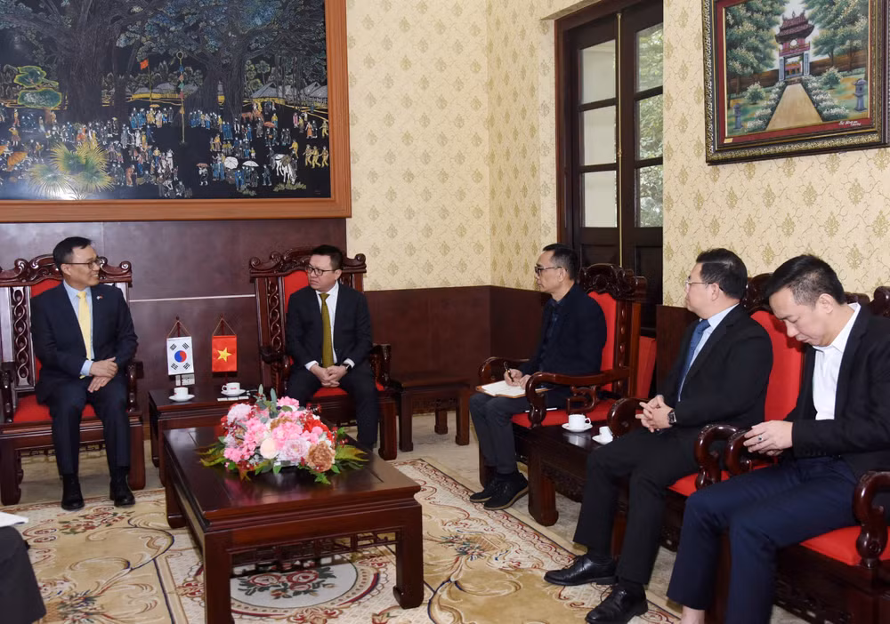 Tổng Biên tập Lê Quốc Minh phát biểu tại buổi tiếp. (Ảnh: TRẦN HẢI)