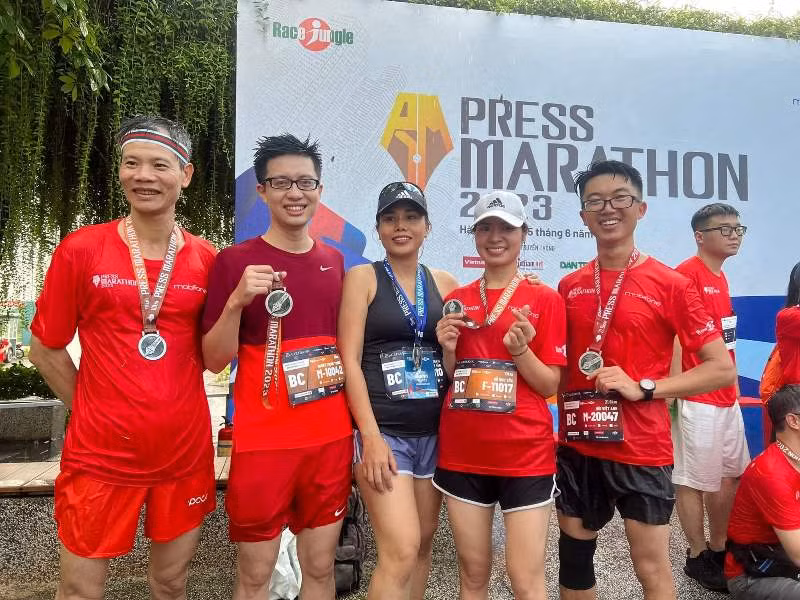 Các phóng viên Báo Nhân Dân tham gia giải chạy Press Marathon 2023.