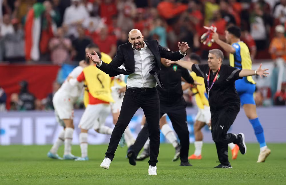 Huấn luyện viên tuyển Maroc Walid Regragui ăn mừng sau chiến thắng 2-1 trước Canada, giúp Maroc giành quyền vào vòng loại trực tiếp World Cup 2022. (Ảnh: Reuters)