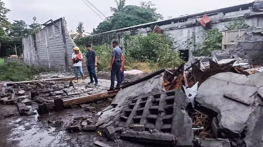 Cảnh đổ nát sau một động đất ở Philippines. (Ảnh: THX/TTXVN)