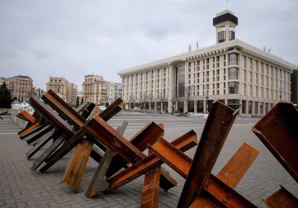Hàng rào chống tăng trên đường phố Kiev, Ukraine, ngày 7/3/2022. (Ảnh: Reuters)