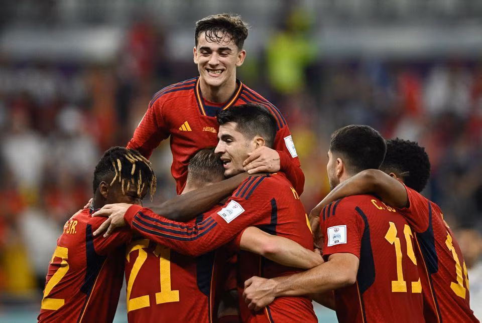 Các cầu thủ Tây Ban Nha ăn mừng trong chiến thắng đậm 7-0 trước Costa Rica. (Ảnh: Reuters)