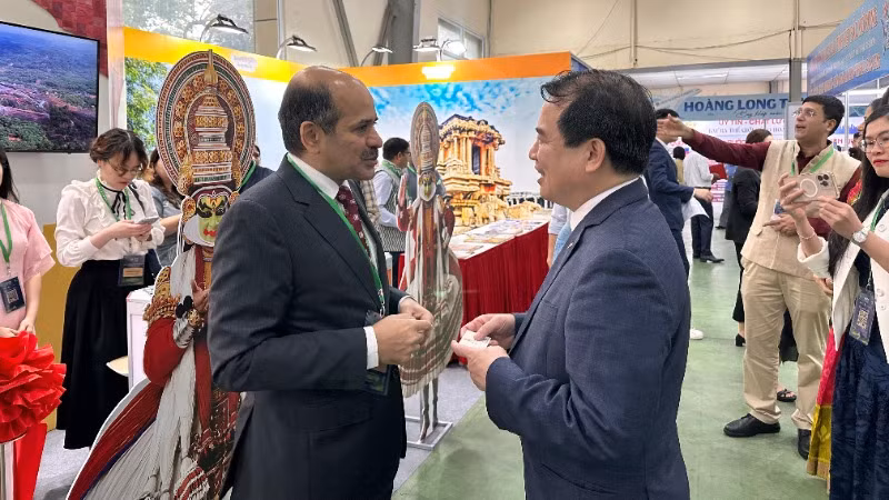 Đại sứ Ấn Độ tại Việt Nam Sandeep Arya trao đổi với khách tham quan gian hàng Ấn Độ tại VITM 2025.