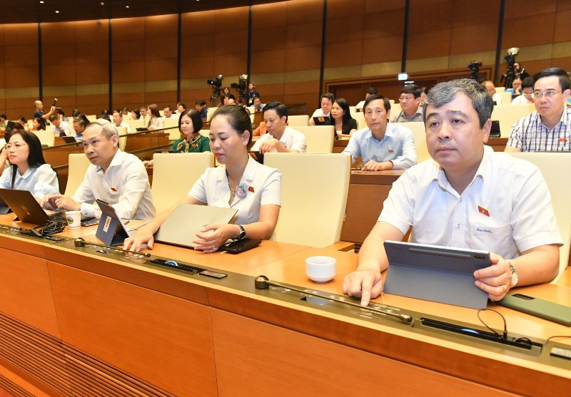 Các đại biểu Quốc hội biểu quyết thông qua Luật Giao dịch điện tử (sửa đổi). (Ảnh: ĐĂNG KHOA)