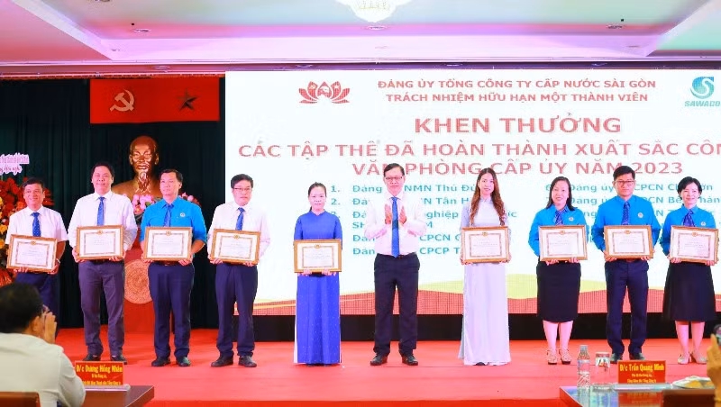 Lãnh đạo Tổng Công ty Cấp nước Sài Gòn khen thưởng, biểu dương các cá nhân, tập thể có thành tích trong công tác thi đua hoàn thành kế hoạch Sản xuất kinh doanh năm 2023.