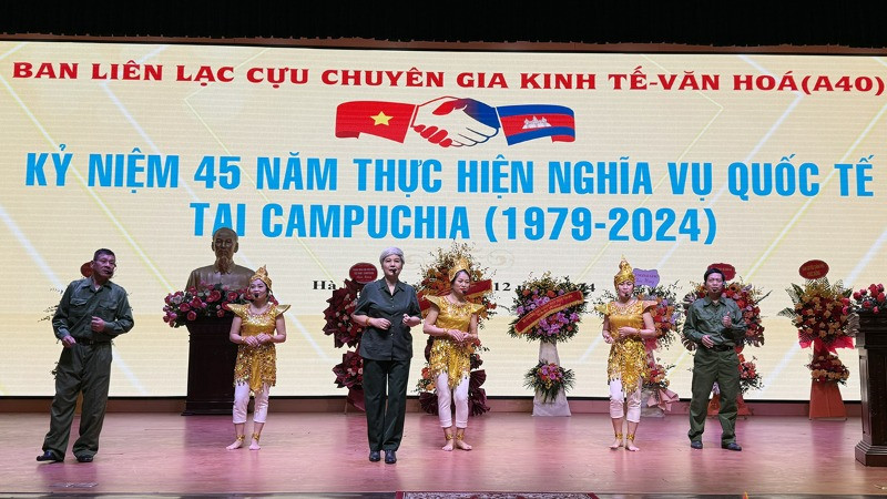Tiết mục biểu diễn văn nghệ tại gặp mặt. (Ảnh: qdnd.vn)