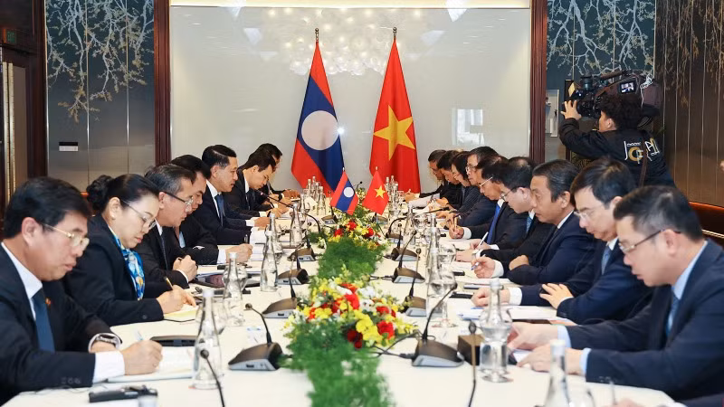 Phó Thủ tướng Chính phủ Bùi Thanh Sơn gặp làm việc với Phó Thủ tướng Lào Saleumxay Kommasith. (Ảnh: Cổng Thông tin điện tử Chính phủ)