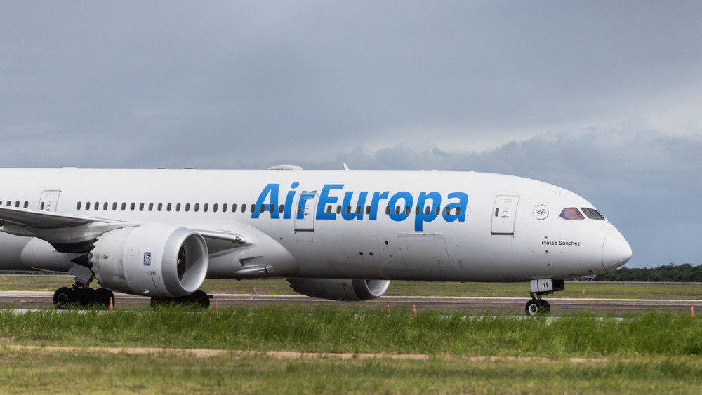 Chiếc máy bay Boeing 787-9 Dreamliner của hãng hàng không Air Europa đỗ tại sân bay quốc tế Natal, ở Sao Goncalo do Amarante, bang Rio Grande do Norte, Brazil, ngày 1/7/2024. (Ảnh: Reuters)
