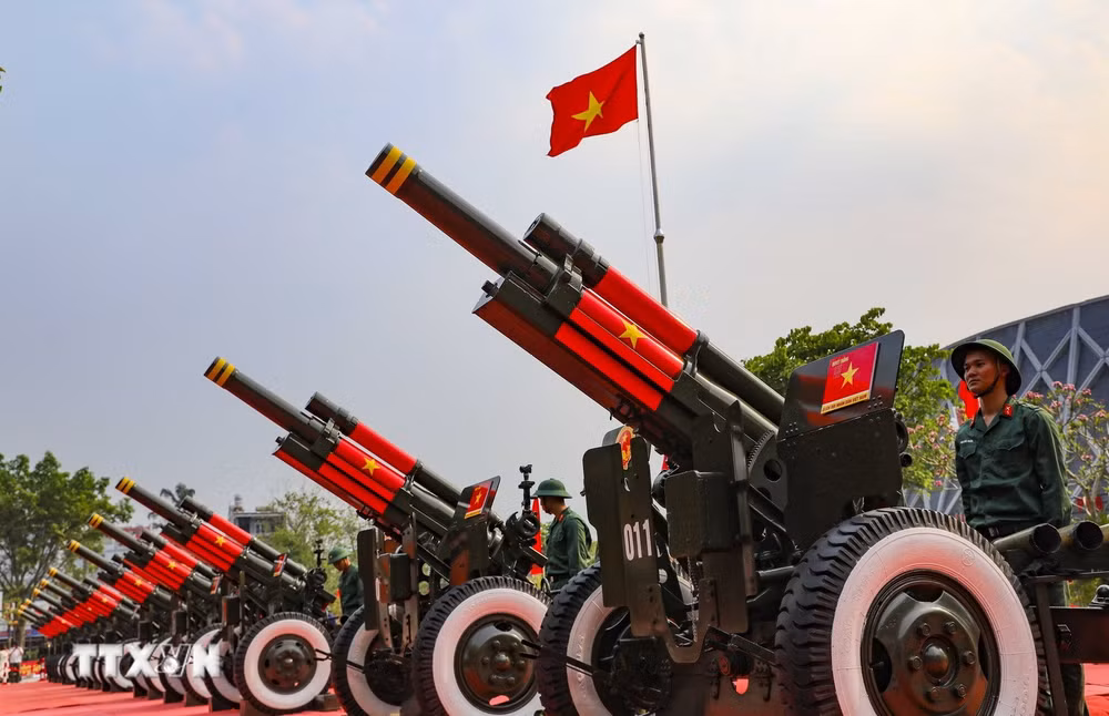 Dàn pháo lễ 105mm đặt tại khuôn viên Bảo tàng Chiến thắng lịch sử Điện Biên Phủ.