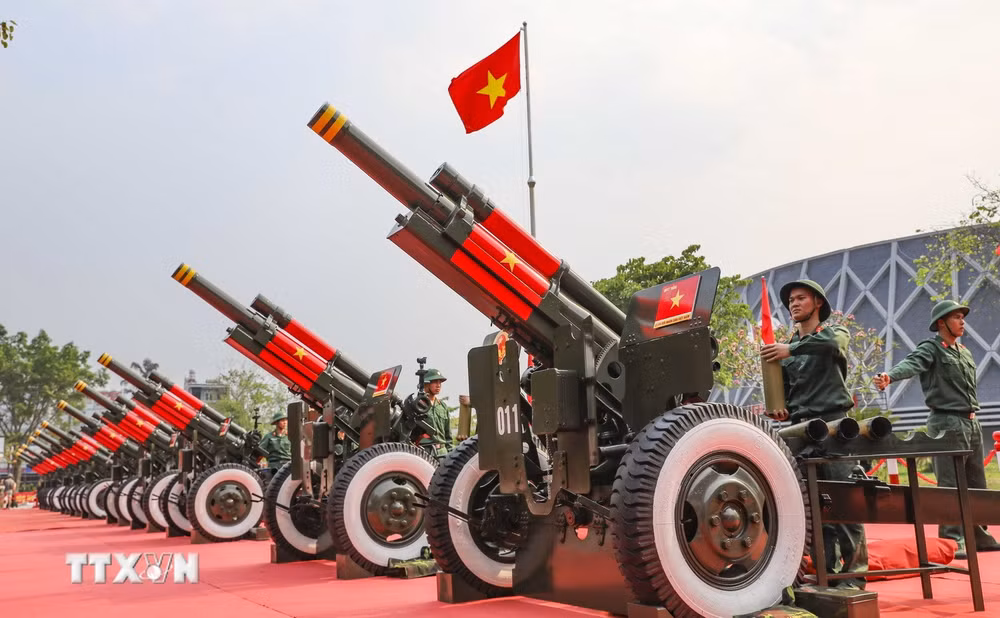 Dàn pháo lễ 105mm đặt tại khuôn viên Bảo tàng Chiến thắng lịch sử Điện Biên Phủ.
