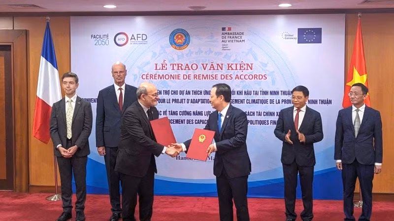 Quang cảnh lễ ký kết. (Ảnh: Đại sứ quán Pháp tại Việt Nam) 