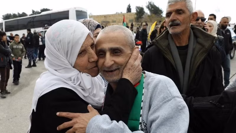 Người thân đón các tù nhân Palestine được trả tự do tại thành phố Ramallah, Khu Bờ Tây, ngày 1/2/2025. (Ảnh: THX/TTXVN)