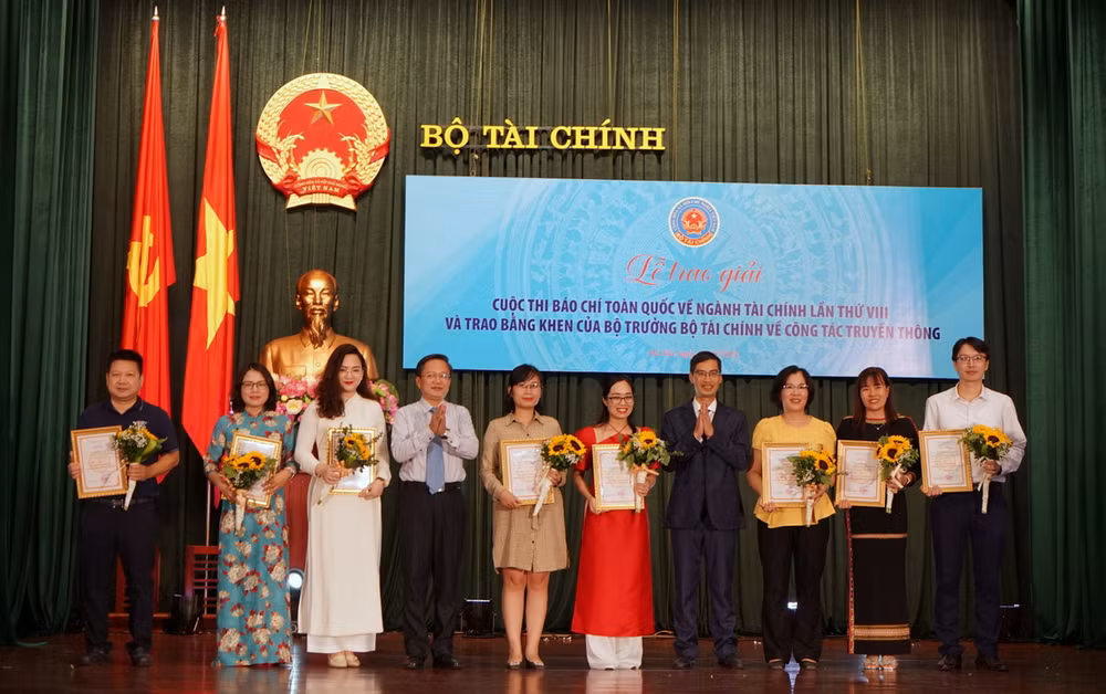 Trao giải B cho các tác giả và đại diện nhóm tác giả đoạt giải. (Ảnh: TRUNG HƯNG)