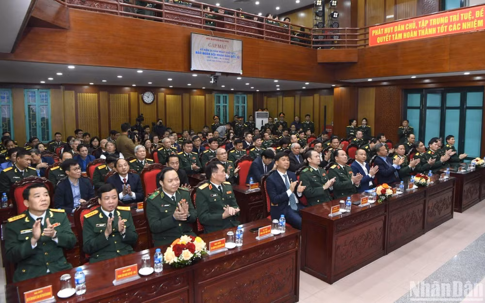 Các đại biểu tham dự lễ kỷ niệm. (Ảnh: TRUNG HƯNG)
