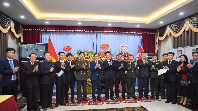 Các đại biểu tham dự buổi lễ. (Ảnh: Báo Thế giới và Việt Nam) 