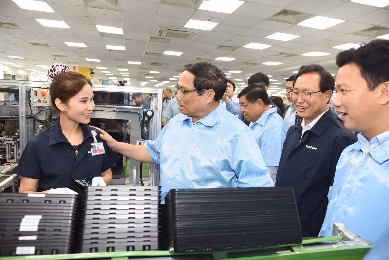 Thủ tướng Phạm Minh Chính thăm hỏi nhân viên Công ty TNHH Samsung Electronics Việt Nam. (Ảnh: TRẦN HẢI)