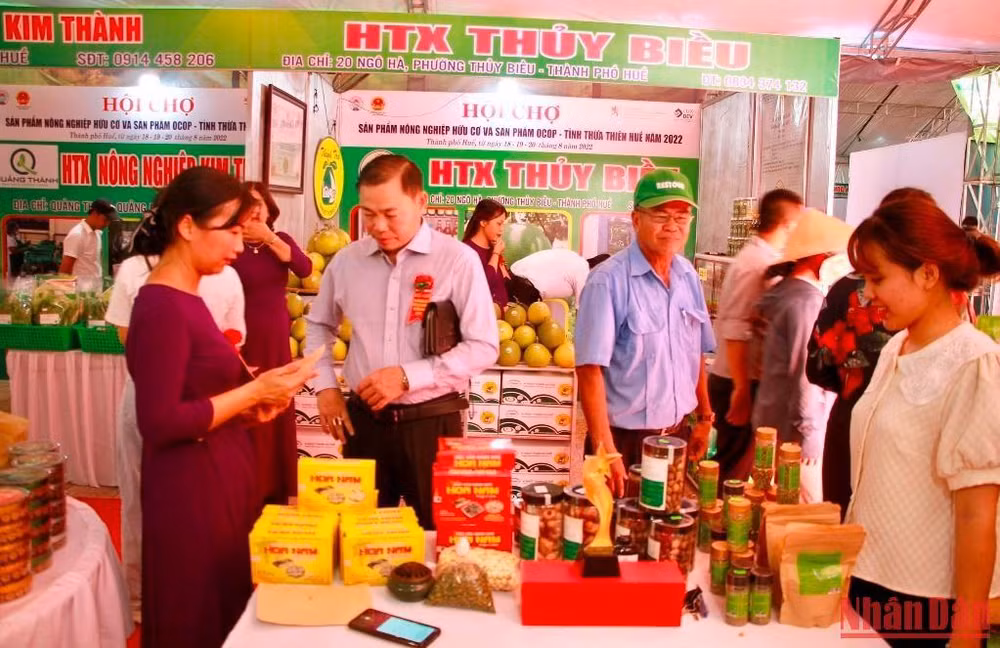 Các gian hàng giới thiệu sản phẩm hữu cơ, OCOP của các doanh nghiệp, hợp tác xã, tổ hợp tác tại hội chợ.