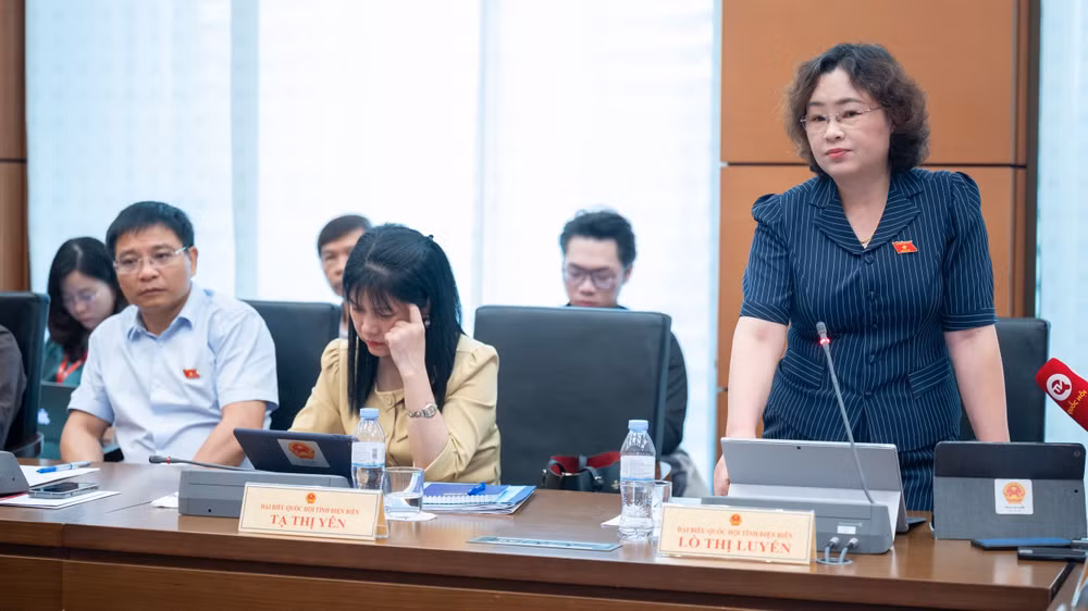 Đại biểu Lò Thị Luyến, Phó Trưởng Đoàn đại biểu Quốc hội chuyên trách tỉnh Điện Biên phát biểu thảo luận tại Tổ 8. (Ảnh: TRUNG HƯNG)