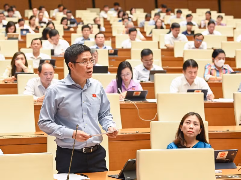 Đại biểu Hoàng Minh Hiếu - Đoàn đại biểu Quốc hội tỉnh Nghệ An phát biểu. (Ảnh: DUY LINH)