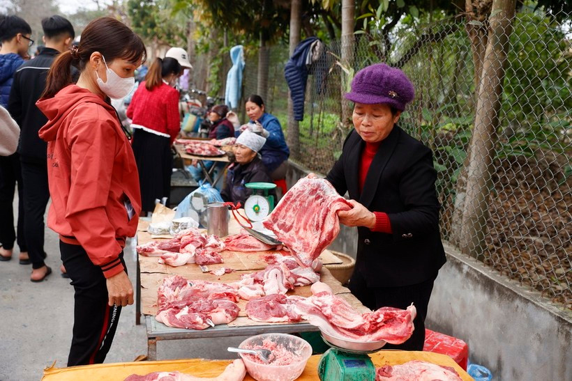 Một số điểm chợ nhỏ bắt đầu bán hàng. (Ảnh: TTXVN)