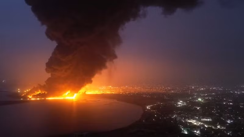 Khói bốc lên từ đám cháy sau cuộc không kích của Israel ở Hodeidah, Yemen, ngày 20/7/2024. (Ảnh: Trung tâm truyền thông Houthi/Reuters) 