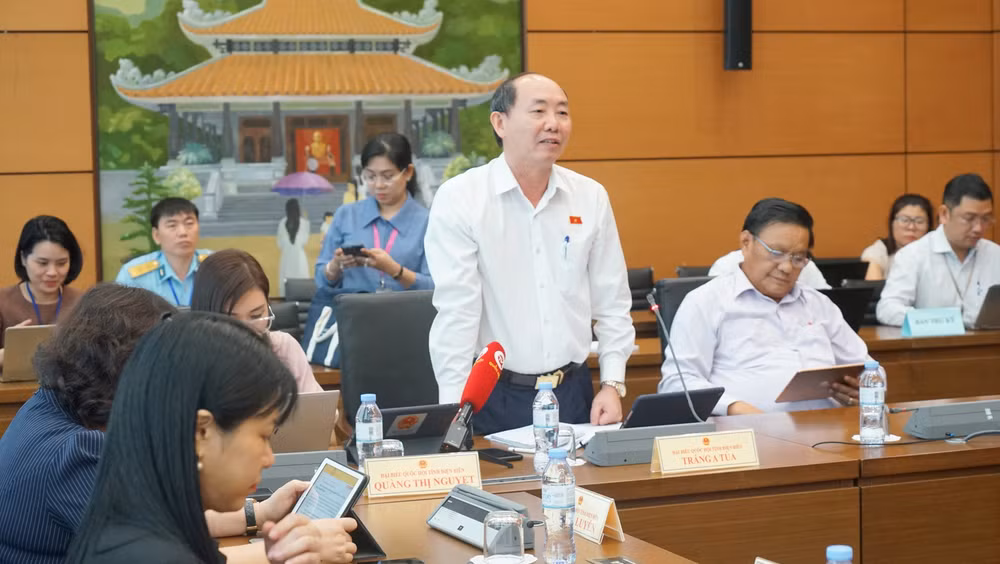 Đại biểu Tráng A Tủa (Điện Biên) phát biểu tại phiên thảo luận Tổ 8, chiều 19/6. (Ảnh: TRUNG HƯNG)