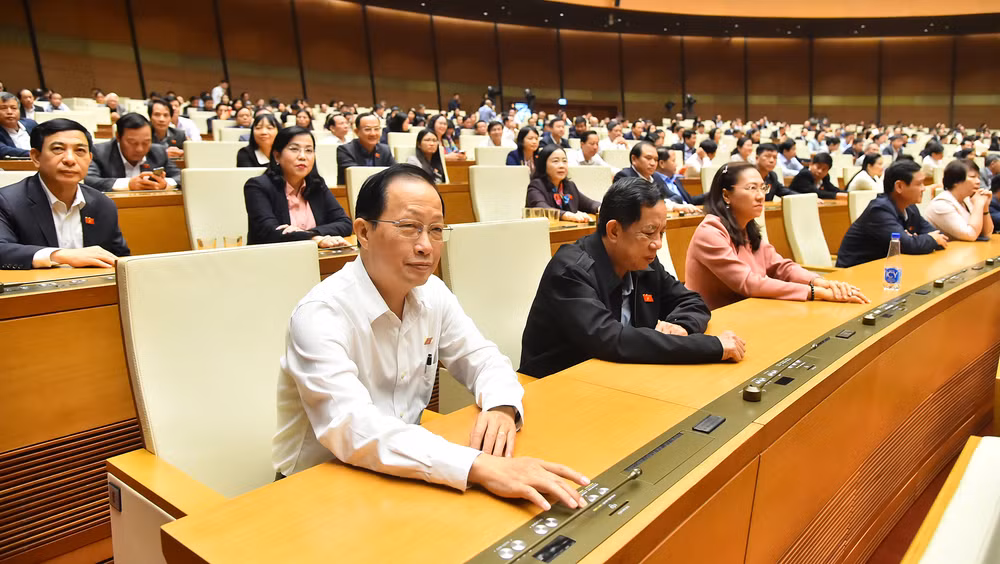 Quốc hội tiến hành biểu quyết thông qua việc điều chỉnh chương trình Kỳ họp thứ 6, Quốc hội khóa XV. (Ảnh: THỦY NGUYÊN) 