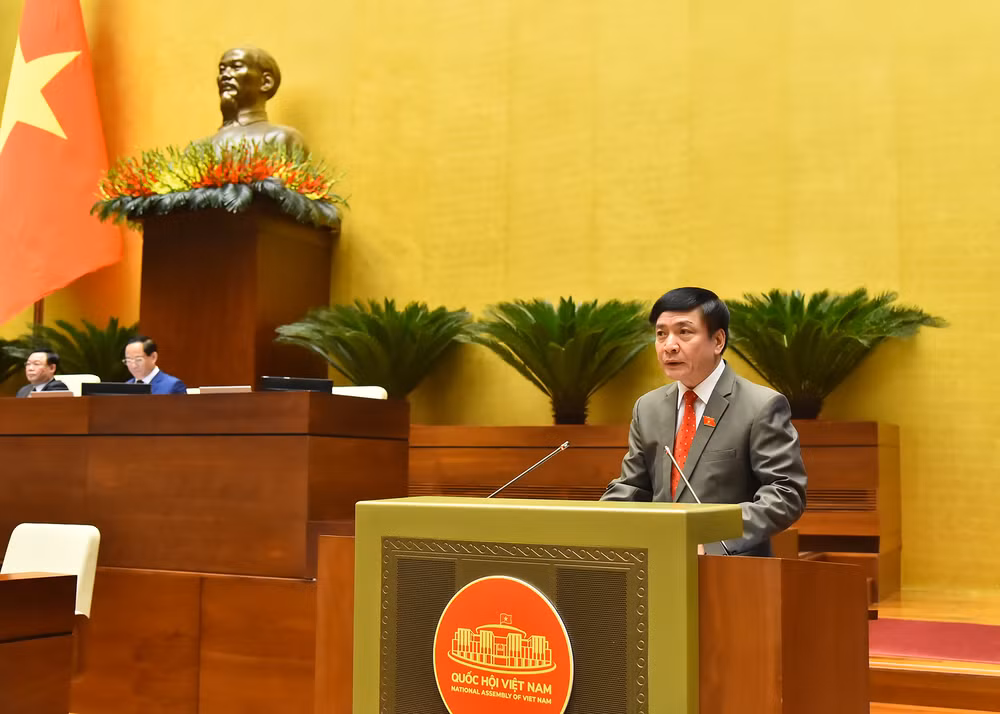 Tổng Thư ký Quốc hội, Chủ nhiệm Văn phòng Quốc hội Bùi Văn Cường trình bày Tờ trình về việc điều chỉnh chương trình Kỳ họp thứ 6, Quốc hội khóa XV. (Ảnh: THỦY NGUYÊN)