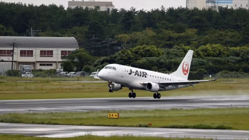 Một chiếc máy bay rời sân bay Miyazaki vào ngày 3/10/2024, khi sân bay hoạt động trở lại một ngày sau khi một quả bom từ Chiến tranh Thế giới thứ 2 phát nổ trên đường lăn. (Ảnh: Kyodo) 