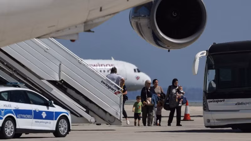 Công dân Australia được sơ tán khỏi Lebanon trong bối cảnh căng thẳng giữa Hezbollah và lực lượng Israel leo thang, sân bay quốc tế Larnaca, Cyprus, ngày 5/10/2024. (Ảnh: Reuters) 