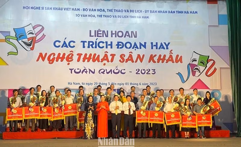 Tặng hoa và cờ lưu niệm cho đại diện các đơn vị nghệ thuật tham dự Liên hoan.
