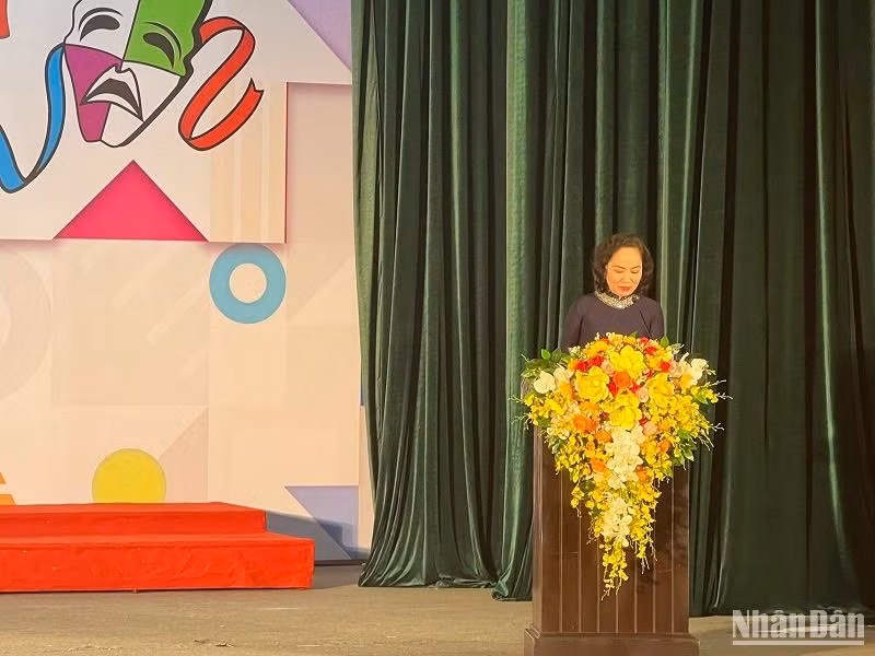 Nghệ sĩ nhân dân Trịnh Thúy Mùi phát biểu khai mạc Liên hoan.